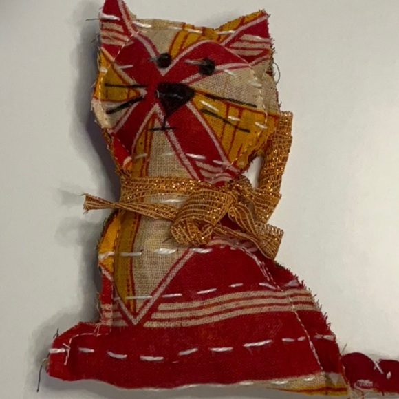 Handcrafted Kantha Cat Family Folk Art Decor Set with 7” Kantha “Rug” - Picture 8 of 15